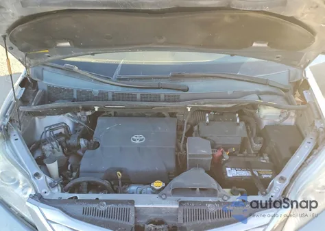 2013 Toyota Sienna Xle z USA, uszkodzony, nr VIN 5TDYK3DC4DS285534